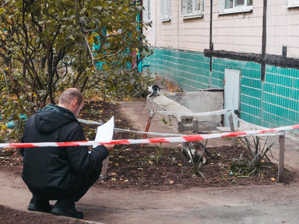 На Прикарпатті літня жінка випала із вікна 4-го поверху та загинула