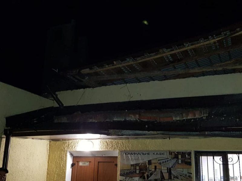 В Івано-Франківську врешті беруться відремонтувати дах на Будинку смутку, який негода пошкодила ще влітку