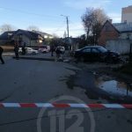 У Франківську "Мерседес" в'їхав в бетонну стіну та зніс електроопору ФОТО