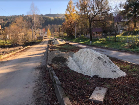 У прикарпатському райцентрі вирубали алею каштанів, аби збудувати базар посеред дороги