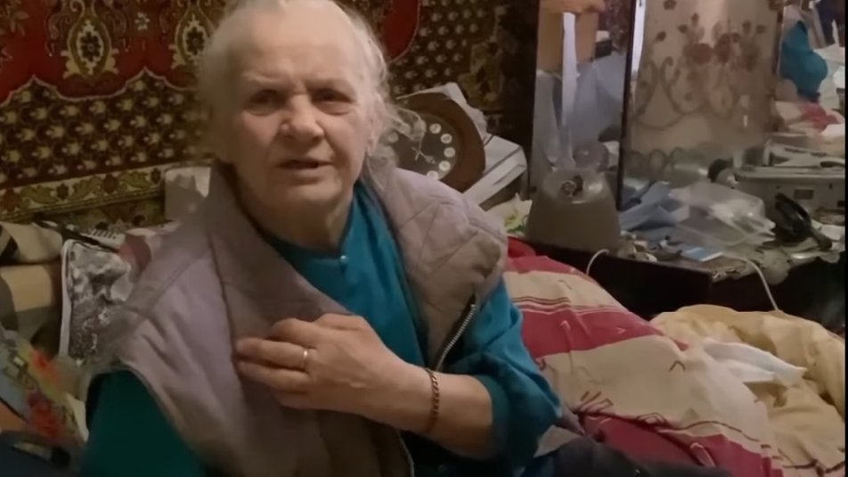 Навколішки за їжею: як у Франківську допомагають самотній бабусі, яка не може ходити ФОТО