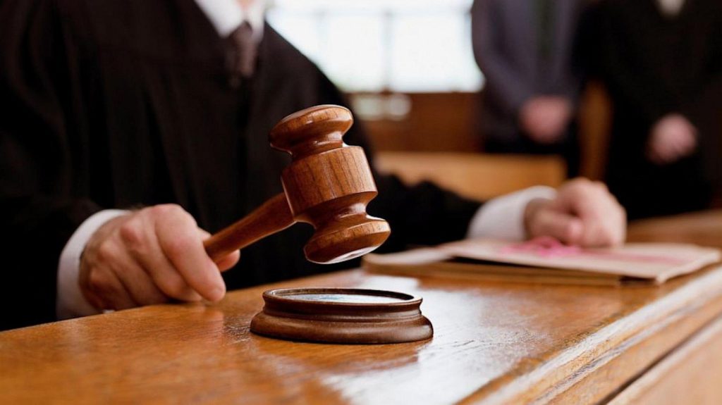 Суд обрав запобіжний захід прикарпатці, яка викрала гроші та втекла з магазину
