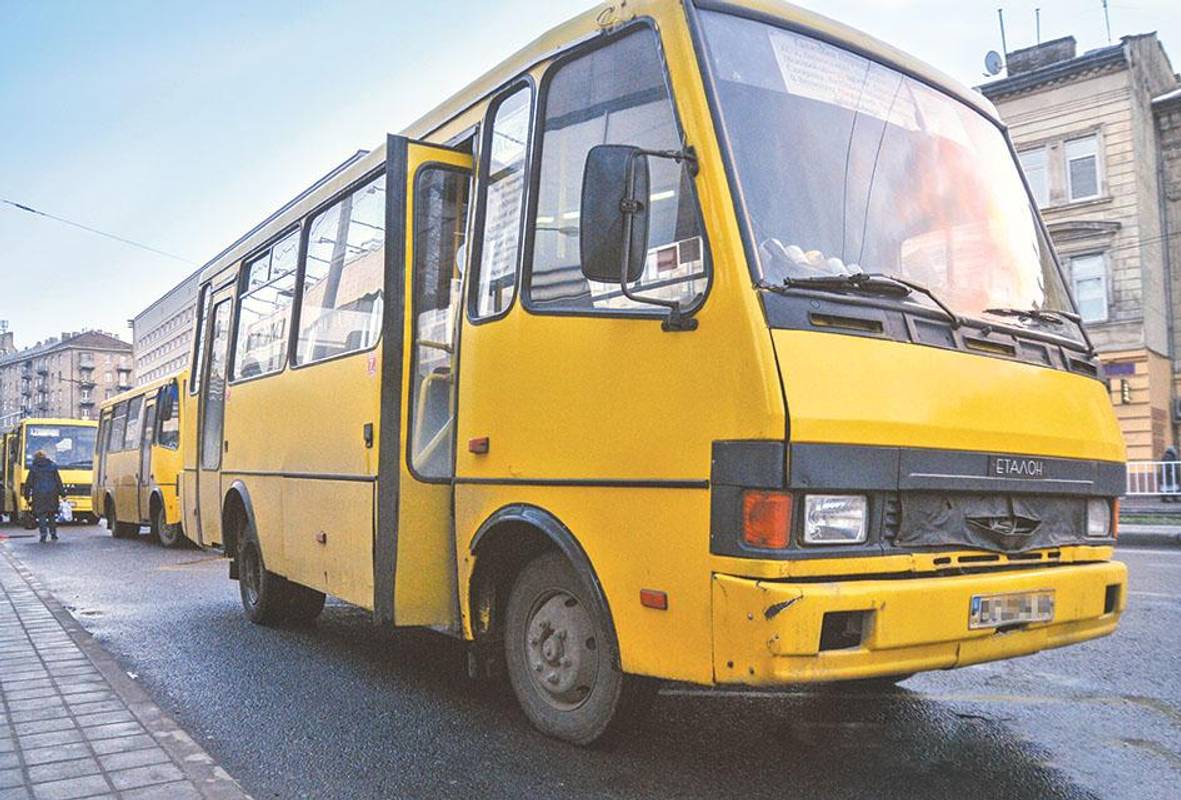 Новітні технлогії: у франківській маршрутці доставили табуретки, щоб збільшити кількість сидячих місць ФОТО