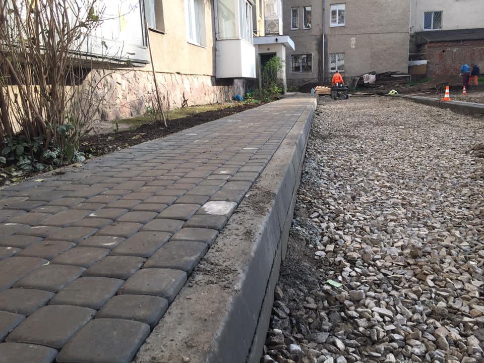 У Франківську завершують ремонт ще двох дворів