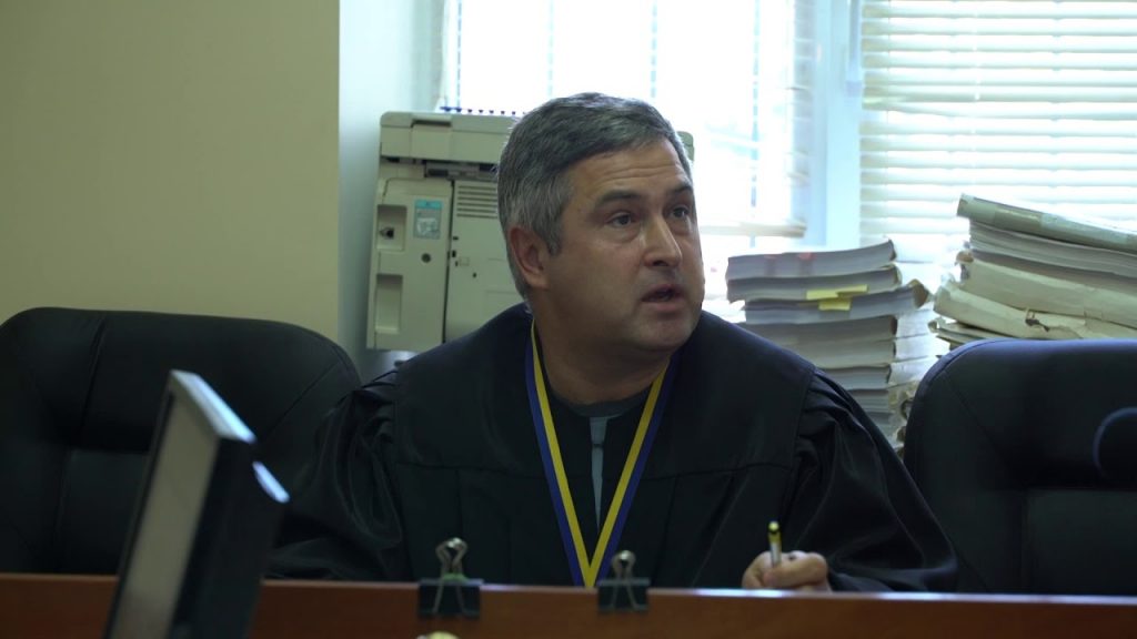 Суддя, який виносив рішення у «справі рюкзаків Авакова», їздив до нього за подарунками. Відео