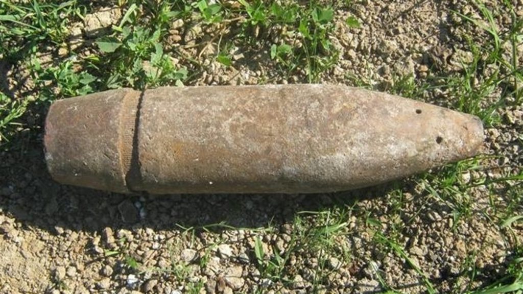 На Фрнківщині посеред поля виявили артснаряд часів ІІ Світової війни