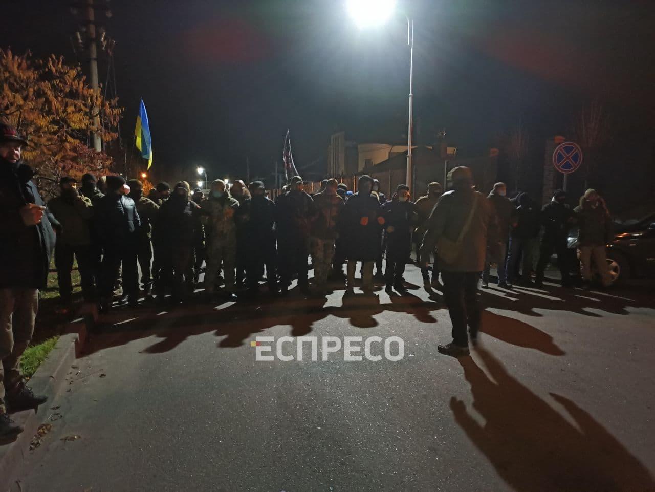 До будинку Порошенка намагалися прорватися підвезені автобусами молодики