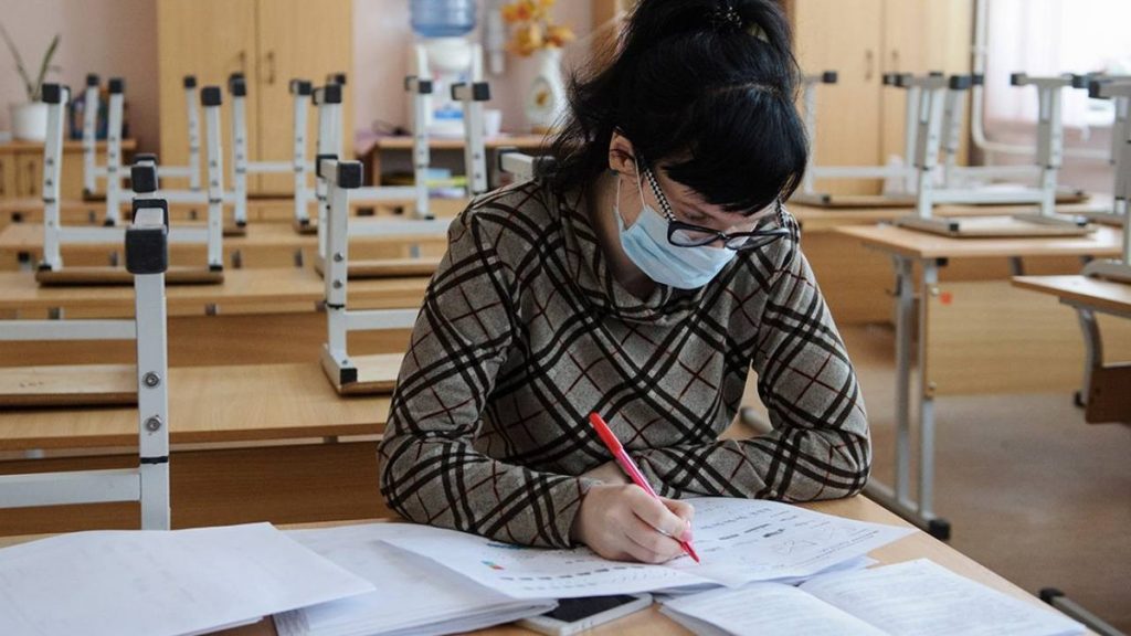 Вчителям Івано-Франківська, які перехворіли на COVID, виплатять матеріальну допомогу