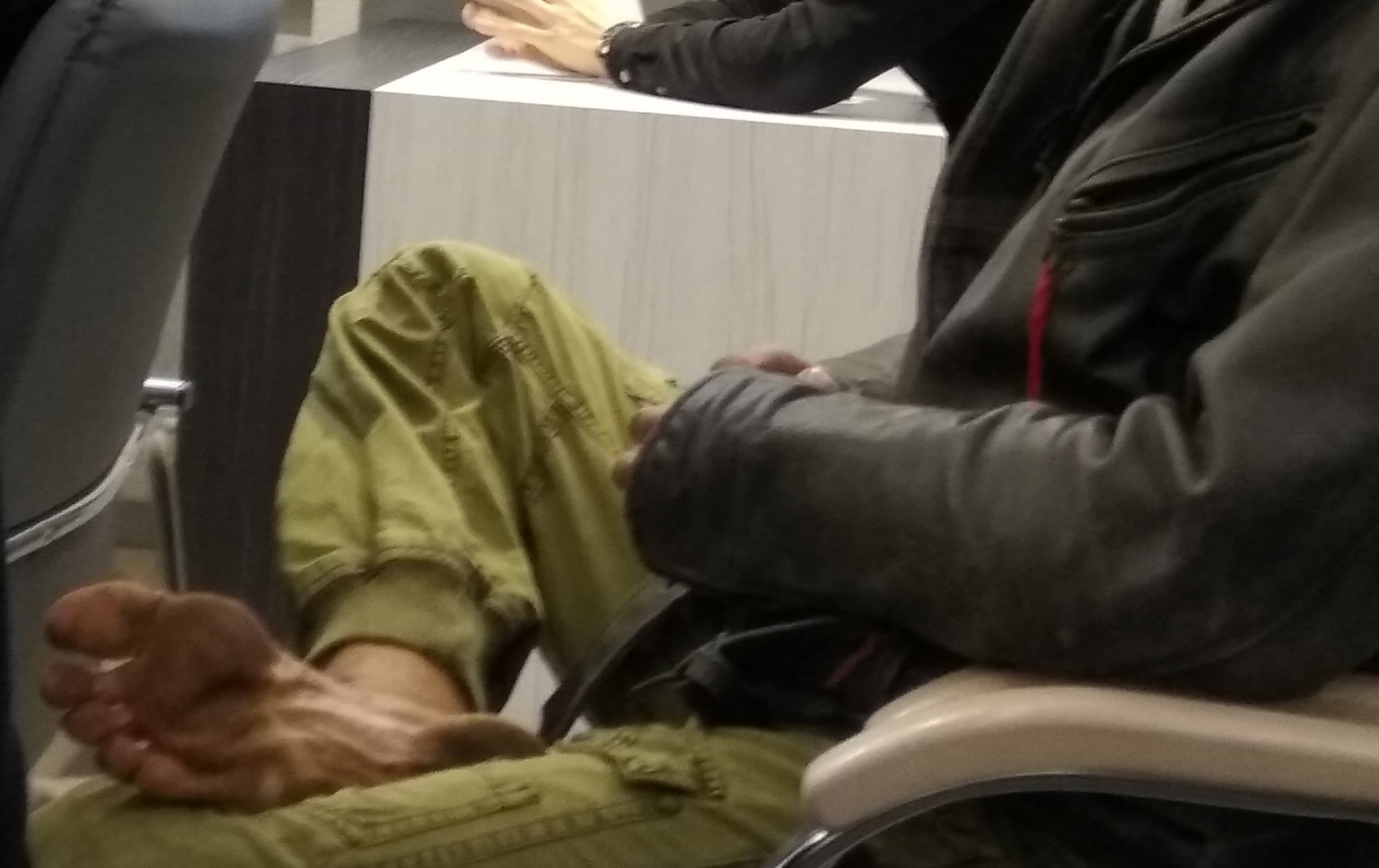 В брудному одязі та без взуття: трохи дивакуватий чоловік відвідав нараду Марцінківа - думав, що прийшов до суду