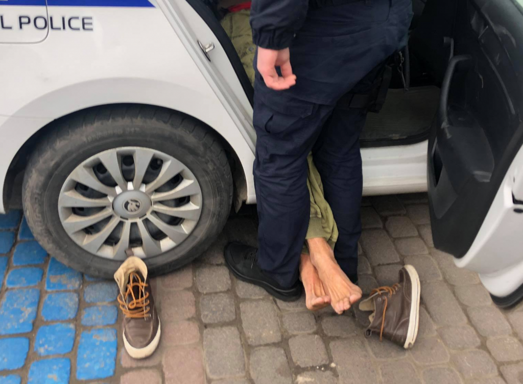 Дивакуватий чоловік, який відвідав нараду Марцінківа, був надто агресивним ще й ховав у кишені ніж - його затримала поліція ФОТО