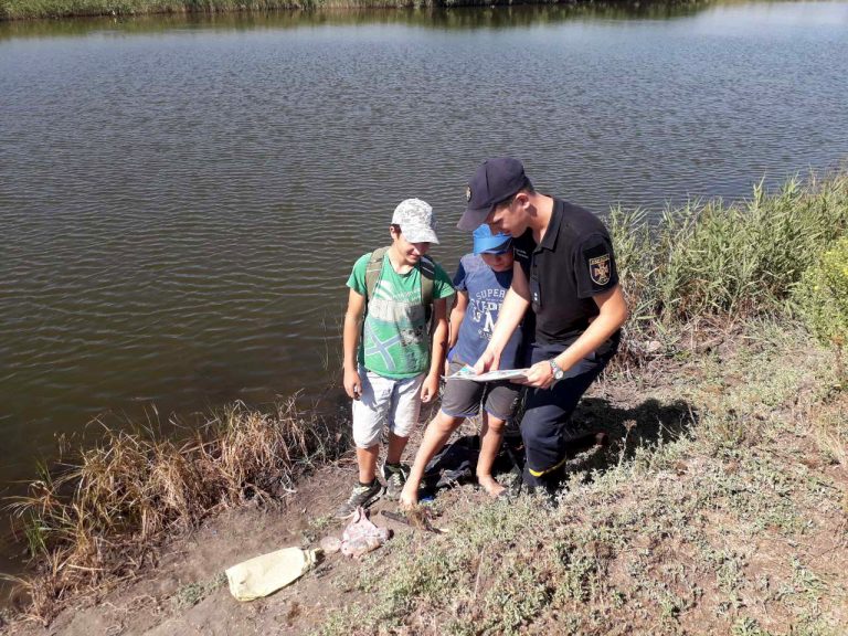 Прикарпатські рятувальники ганяли підлітків, які грались біля озера без нагляду дорослих
