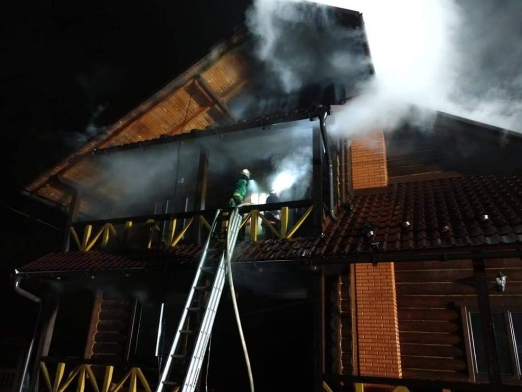 На Прикарпатті під час пожежі у власному будинку живцем згоріла людина ФОТО