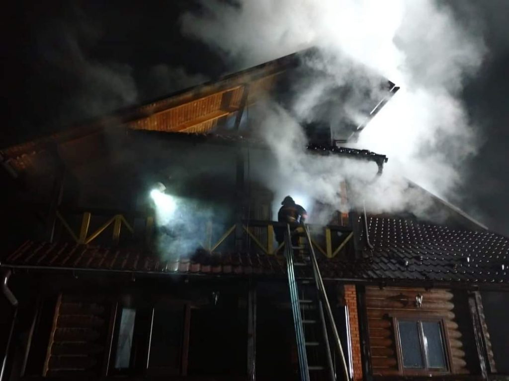 На Прикарпатті під час пожежі у власному будинку живцем згоріла людина ФОТО