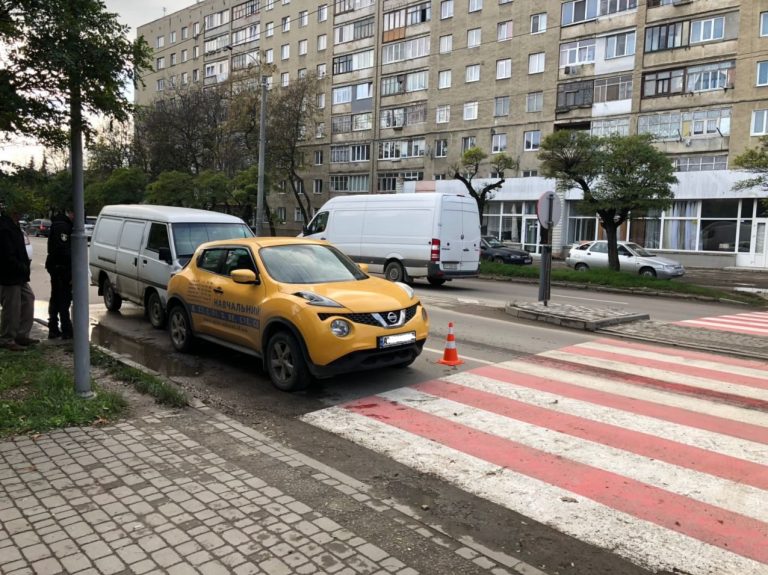 На Бандери зіштовхнулися мікроавтобус та учбове авто ФОТО