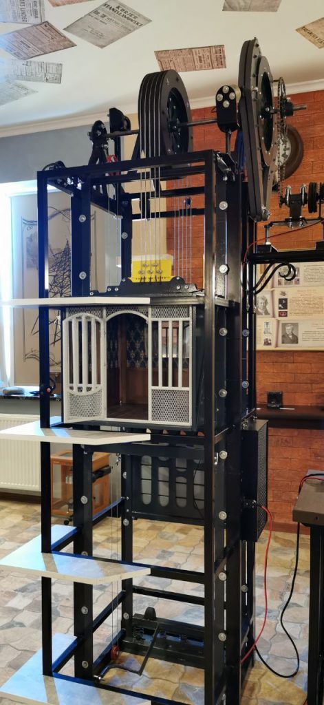 «Прикарпаттяобленерго» презентує макет найдавнішого в місті електричного ліфта ФОТО