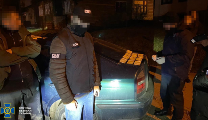 Прикарпатський лісничий допомагав контрабандистам переправляти через кордон цигарки ФОТО