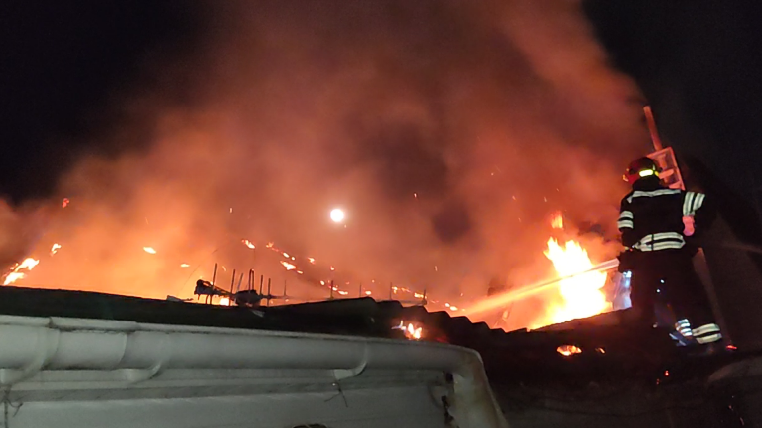 На Франківщині під час пожежі врятували двох безхатьків