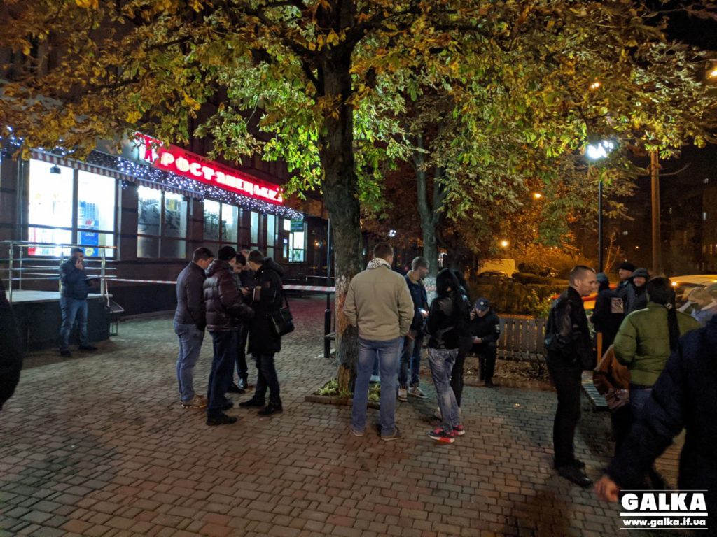 В нічному Івано-Франківську трапилася перестрілка: є поранені та затримані ФОТОРЕПОРТАЖ