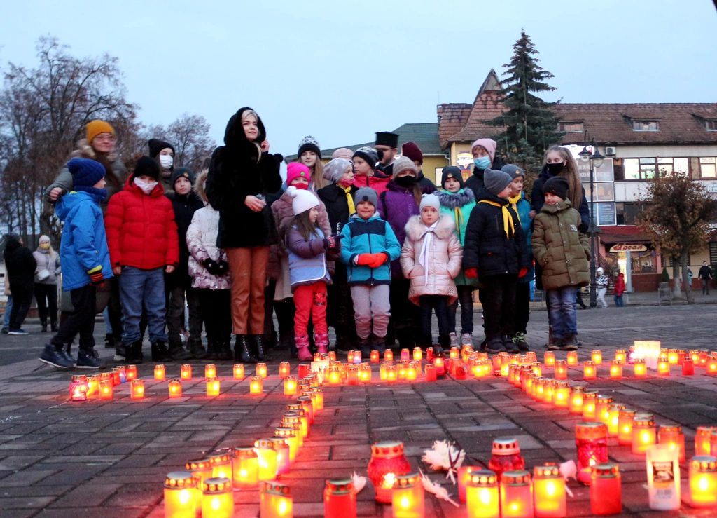 Коломияни вшанували пам'ять жертв голодоморів акцією «Запали свічку» ФОТО