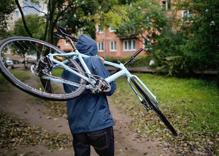 Патрульні спіймали франківця, причетного до краджки велосипеда ВІДЕО