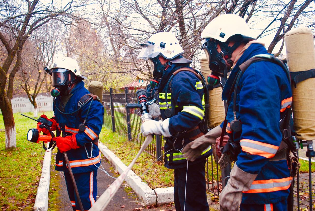 Богородчанські рятувальники провели заняття в теплодимокамері ФОТО