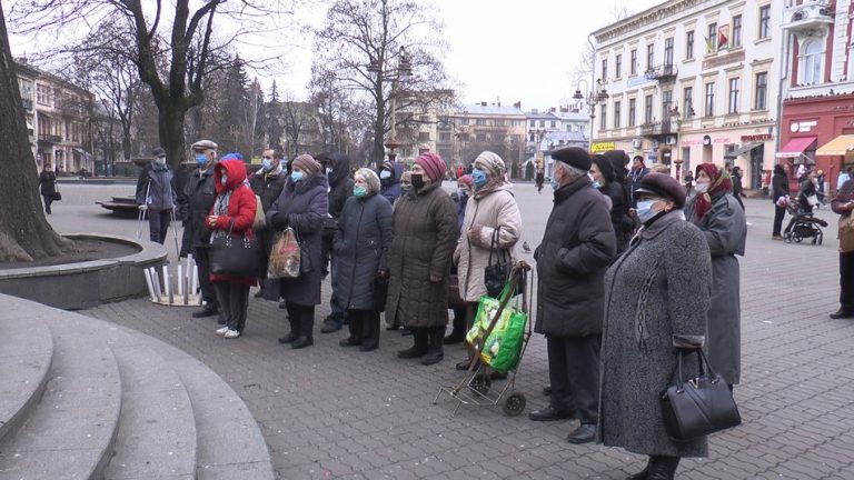 Волонтери вручили самотнім франківцям продуктові набори ФОТО та ВІДЕО