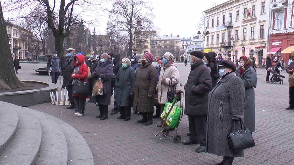 Волонтери вручили самотнім франківцям продуктові набори ФОТО та ВІДЕО