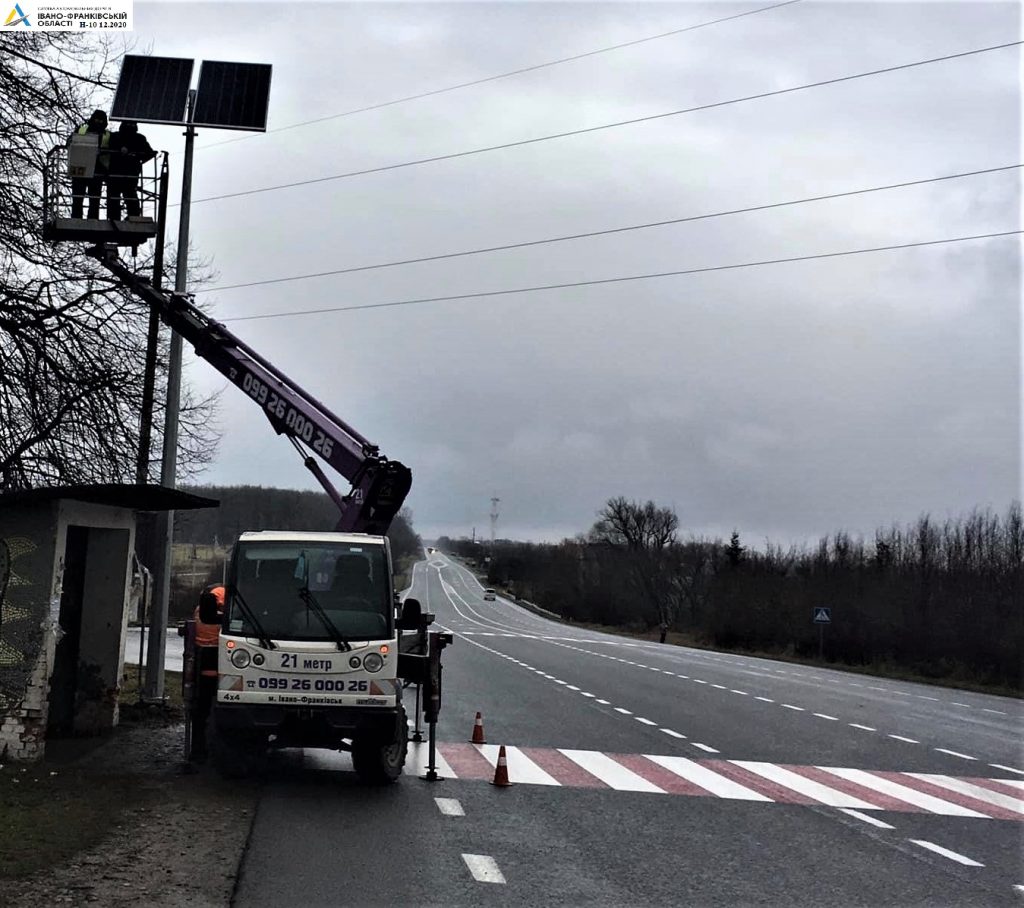 На дорогах держзначення Івано-Франківщини встановили автономне освітлення пішохідних переходів ФОТО