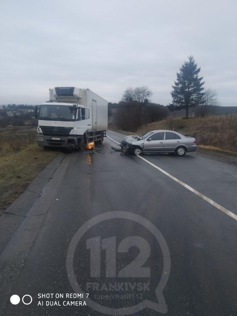 У прикарпатському селі авто на швидкості влетіло у вантажівку: є постраждалі, серед них - дитина