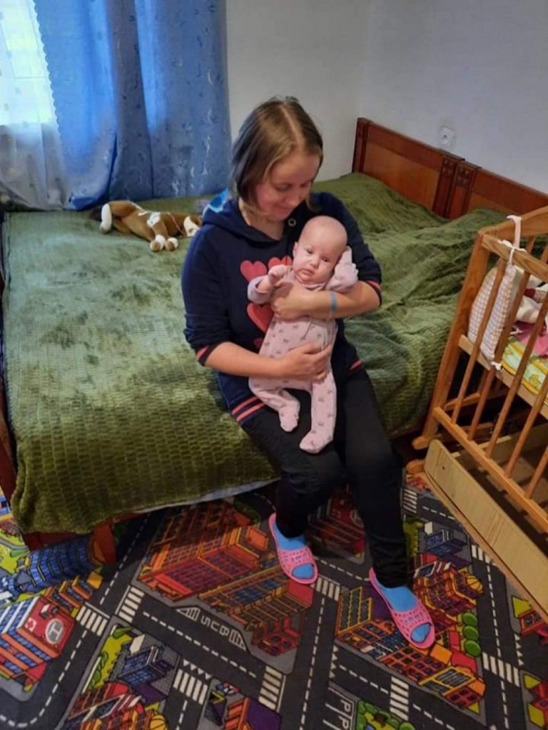 Прикарпатська сирота з новонародженою донечкою потребує допомоги небайдужих
