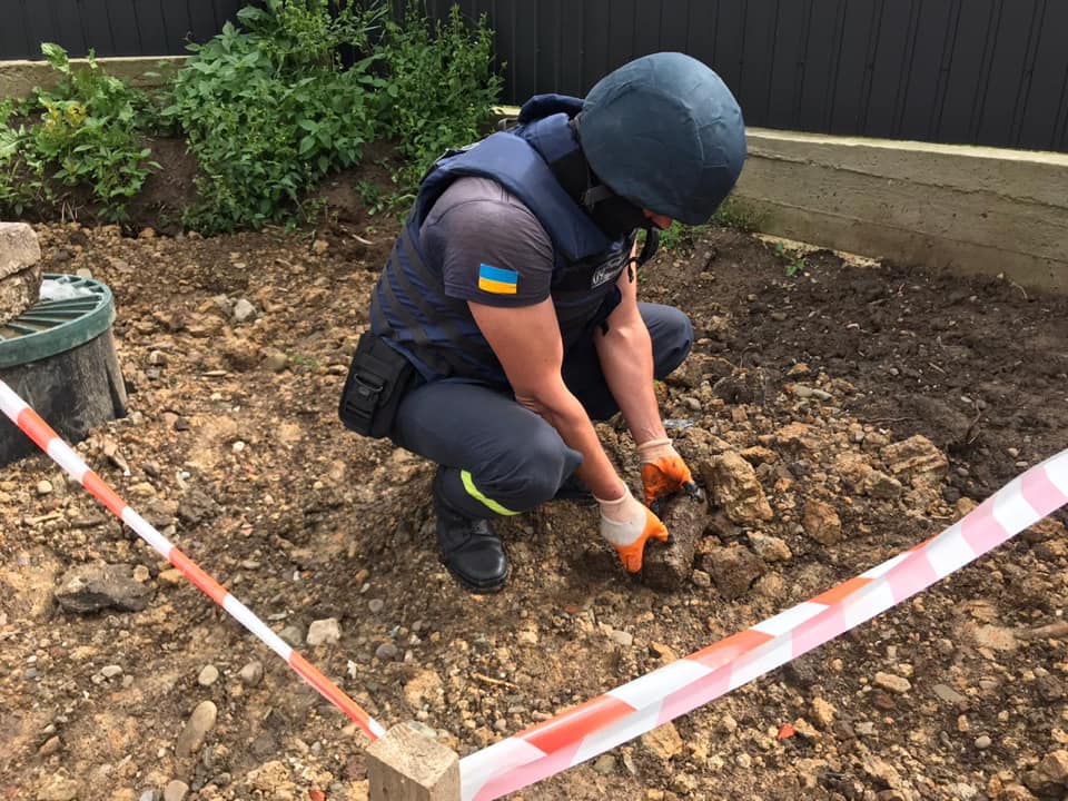 Поблизу власного подвір’я прикарпатці натрапили на смертоносну знахідку