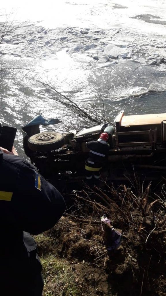 У гірському прикарпатському селищі вантажівка після зіткнення зі «швидкою» злетіла у ріку ФОТО
