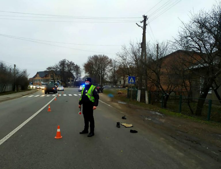 Поліція розшукує свідків ДТП на Прикарпатті, в якій під колесами елітного позашляховика загинув пішохід-порушник ВІДЕО