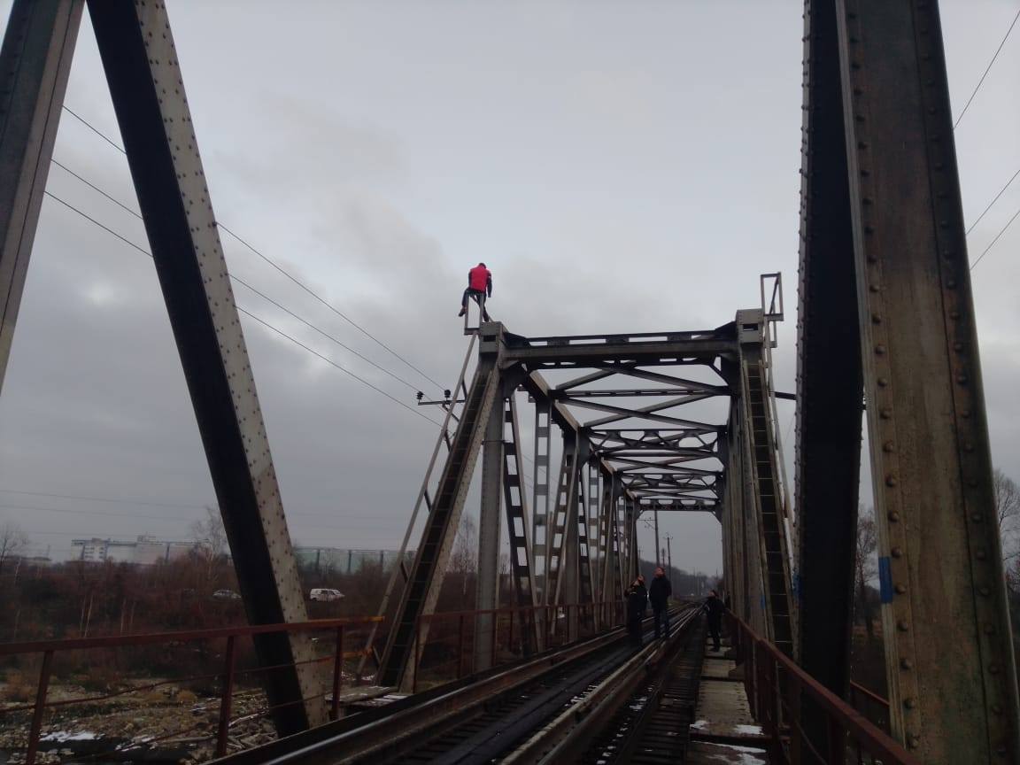 У Франківську рятувальники врятували чоловіка, який хотів кинутися зі залізничного мосту