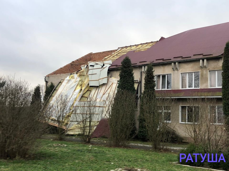 На Прикарпатті сильний вітер залишив без даху школу ФОТО