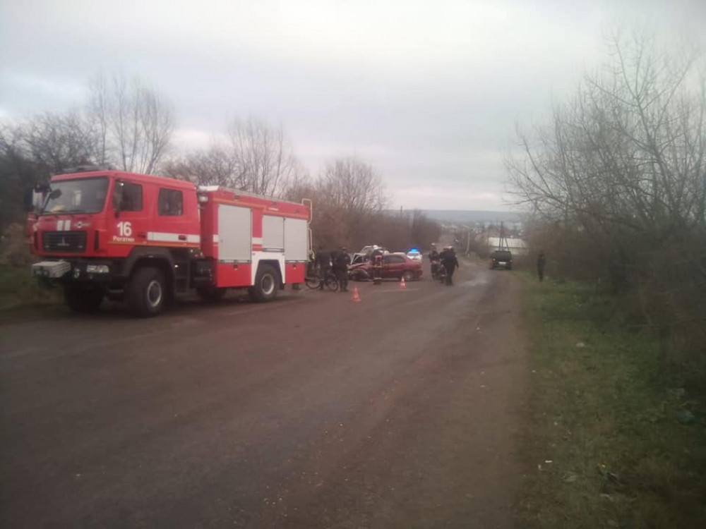 В жахливій автотрощі на Прикарпатті постраждали троє людей – одного з водіїв вирізали з салону рятувальники ФОТО