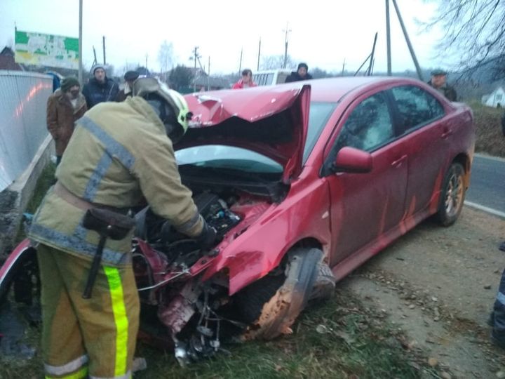 На Прикарпатті водійка «Mitsubіshi» врізалася в огорожу (ФОТОФАКТ)