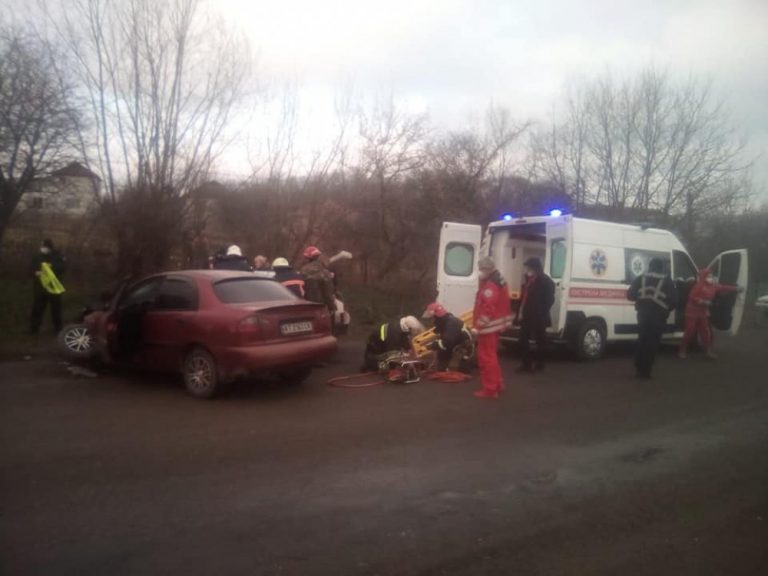 В жахливій автотрощі на Прикарпатті постраждали троє людей – одного з водіїв вирізали з салону рятувальники ФОТО