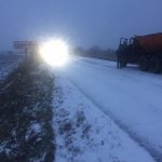 Дорожники розчищають дороги Прикарпаття від снігу
