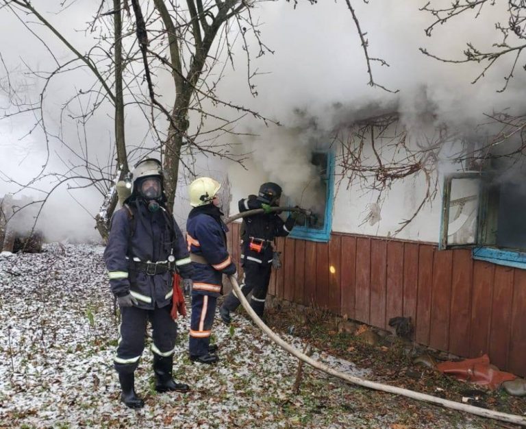 На Прикарпатті під час пожежі у власному будинку згоріла літня жінка