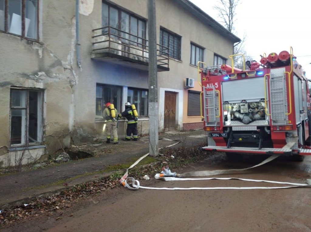 Вогнеборці гасили пожежу в старому будинку Тлумача ФОТО