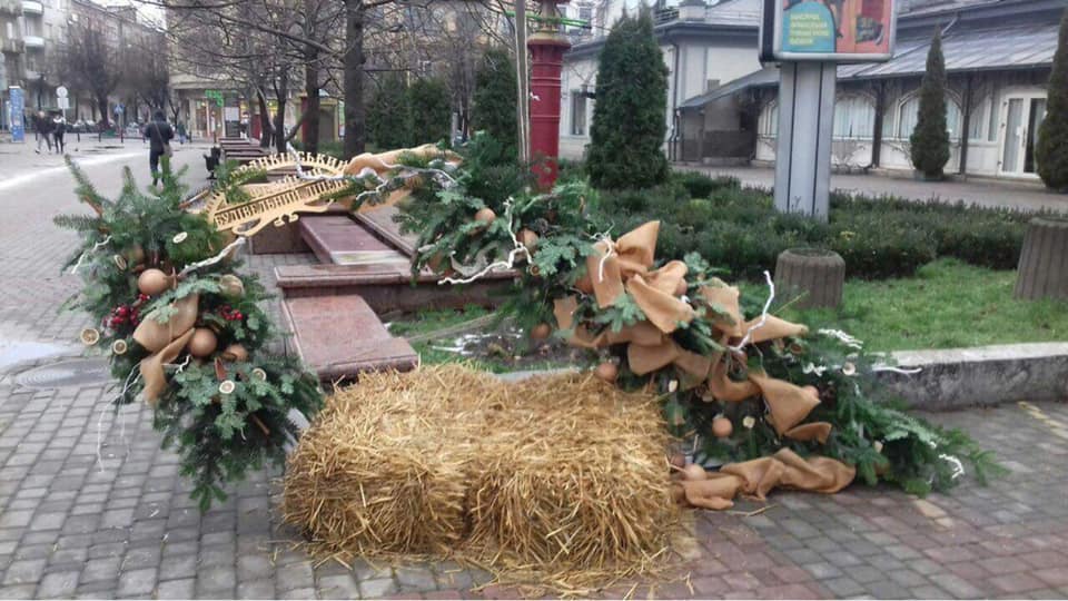 В центрі Франківська невідомі вандали розтрощили фотозону ФОТОФАКТ