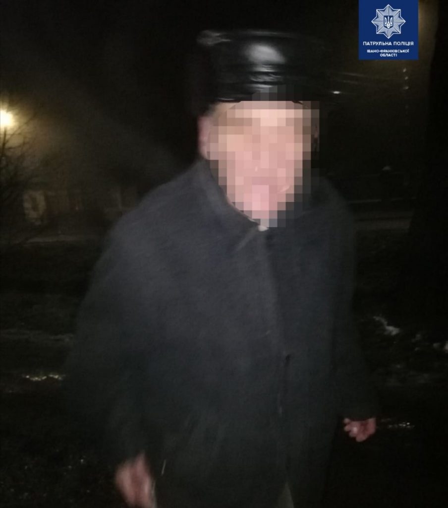 Прикарпатські поліцейські допомогли літньому чоловіку добратися додому