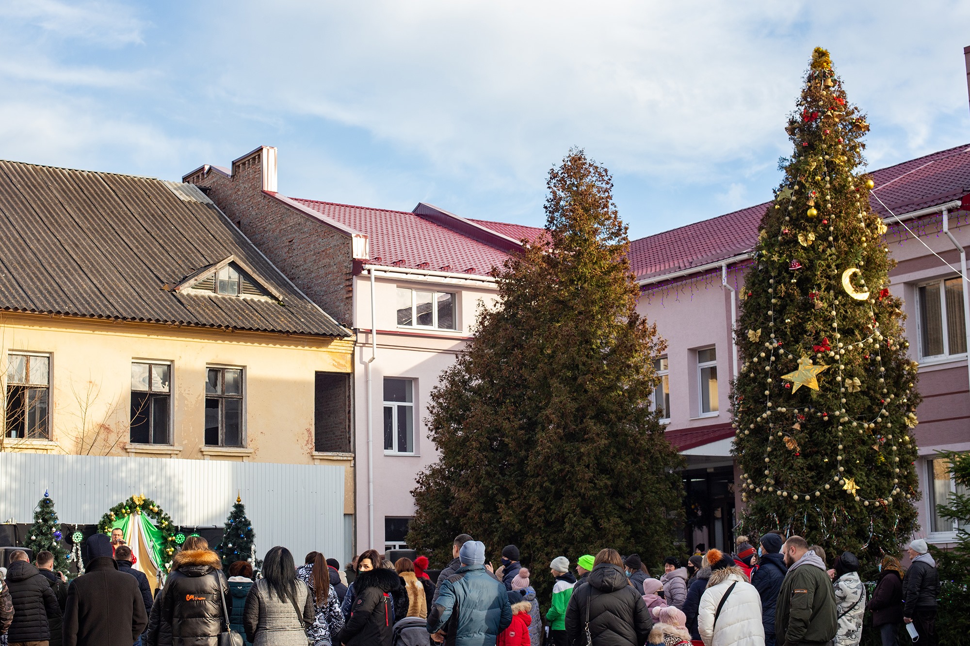 Без масок та дистанції: як у Крихівцях новорічну ялинку запалювали ФОТО