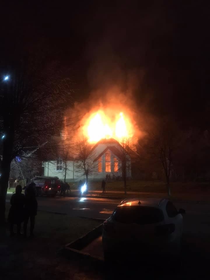 Прикарпатські рятувальники гасили пожежу Церкви ФОТО