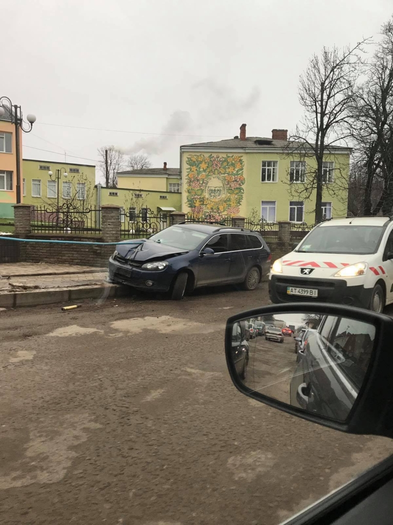 Неподалік школи у Городенці водій «під мухою» врізався в огорожу ФОТО