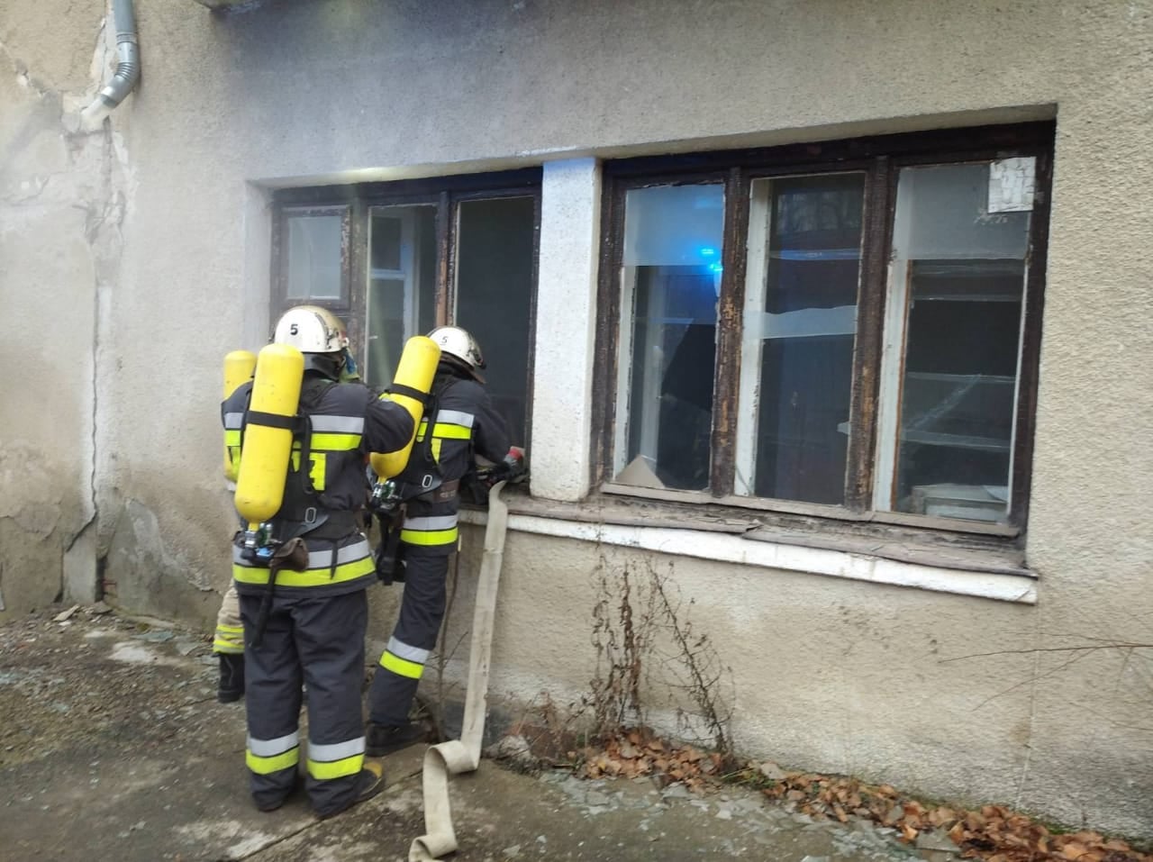 Вогнеборці гасили пожежу в старому будинку Тлумача ФОТО