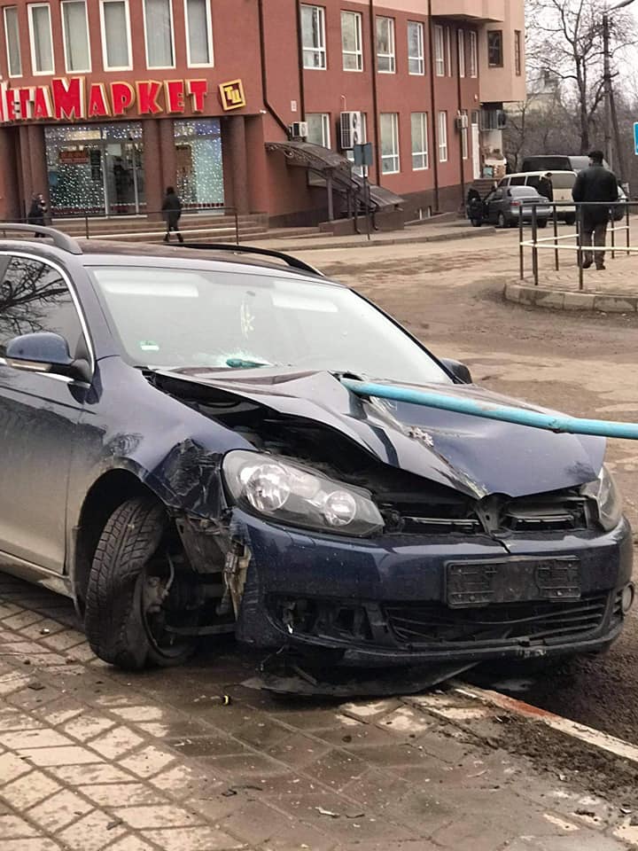 Неподалік школи у Городенці водій «під мухою» врізався в огорожу ФОТО