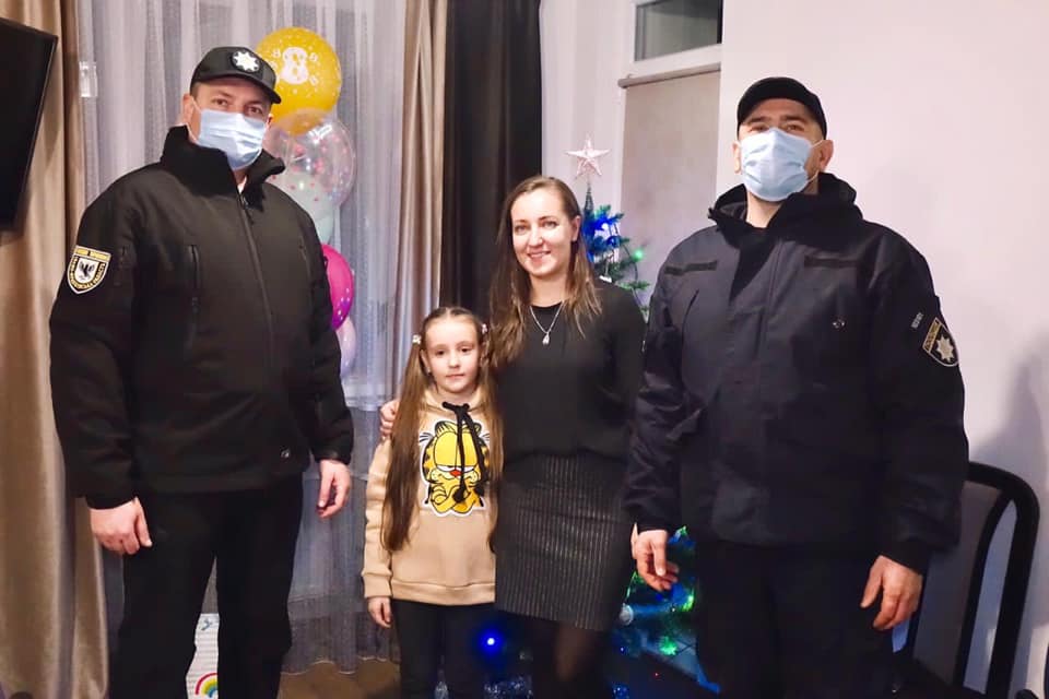 У Франківську поліція привітала з днем народження дочку загиблого на сході правоохоронця ФОТО