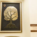 На оглядовому майданчику Ратуші з'явилося полотно у формі дерева, яке складається з 15 кілограм монет
